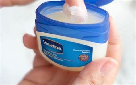 Ternyata ada kegunaan serta manfaat vaseline yang luar biasa dan kebanyakan orang belum tahu lho! 32+ Manfaat Vaseline Repairing Jelly Untuk Wajah