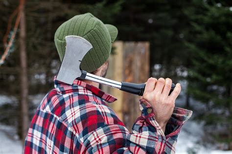 The axe should be held lightly as you would a golf club or a dart to ensure you can easily release it at the end of your swing. How to Throw an Axe: Best Axe Throwing Technique for 2020