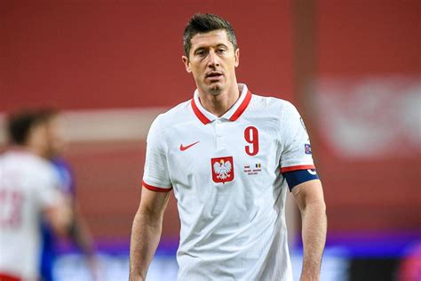 Während der angreifer beim fc bayern der absolute ausnahmestar ist und für seinen körper auch bewunderung seiner frau empfängt. Robert Lewandowski: Trauriges Geständnis - Das vermisst ...