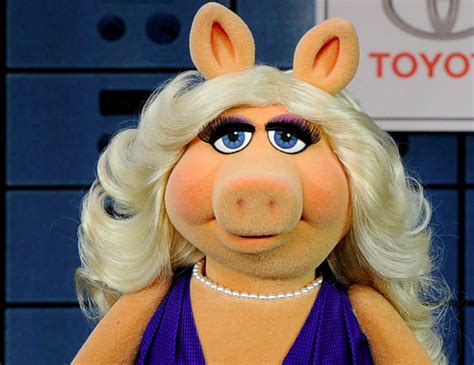 Miss Piggy Flirts With William Shatner After Kermit The Frog Breakup ...