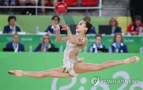 The best morning routine is the one that's perfectly tailored to you. Son Yeon-jae performs her ball routine | Yonhap News Agency