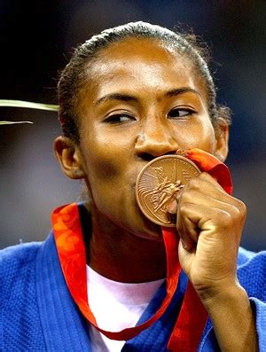 Conquistou a medalha de bronze nos jogos olímpicos de pequim em 2008, tendo sido a primeira mulher a ganhar uma medalha em. Bronze em Pequim, judoca vive dia de modelo e não descarta ...