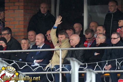 Niewątpliwie zarabia jednak pieniądze w inny sposób, więc może sobie na to pozwolić. Z. Boniek: "Za Widzewem stoi rzesza kibiców" - WidzewToMy ...