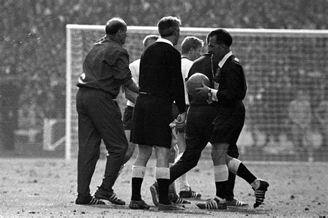 Immer wenn eine englische gegen eine deutsche mannschaft spielt. Wembley-Tor im Fußball-WM-Finale 1966 - DER SPIEGEL