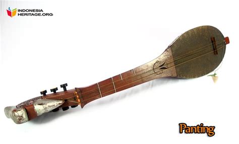 Alat musik ini terbuat dari sejenis tumbuhan hutan yang biasa disebut suku dayak berasal dari pelepah tua pohon joko. Nama Alat Musik Tradisional Suku Indian