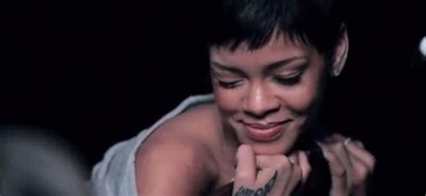 They first perfomed it live on the noite show, a brazilian. Rihanna thinks she can wink. Rihanna can't wink. | indy100