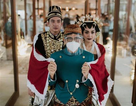 Jenis ronce melati pada riasan pengantin jawa. 15 Potret Artis Memakai Riasan Paes Jawa, Makin Memesona!