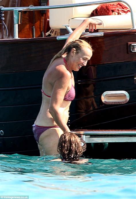 I can't stand ben and liz. Jerry Hall displays her flat tummy on a boat in a teeny ...
