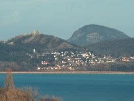 Szigliget a balaton északi partján, veszprém megyében, badacsony és keszthely közötti félszigeten helyezkedik el. Szigliget - a Balaton gyöngyszeme - Úti cél Magyarországon