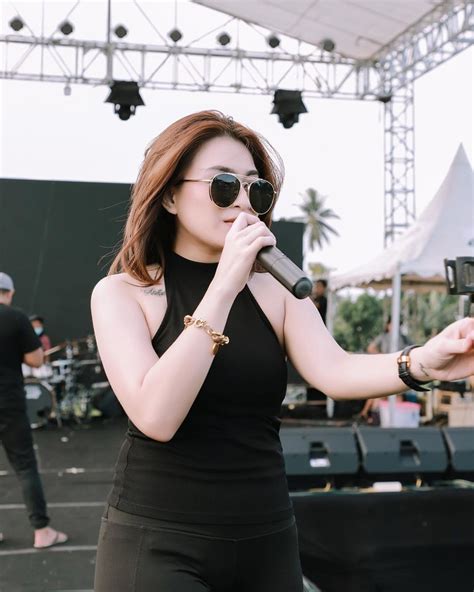 Nathalie holscher pun mengunggah suasana usai pengeroyokan di media sosial instagramnya, rabu (4/12). 7 Foto Aduhai DJ Nathalie Holscher yang Asistennya Babak ...