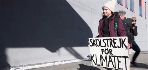 The swedish climate activist greta thunberg has become known globally for her environmental campaign. 65 Stunden Fahrzeit: Klimaaktivistin reist mit dem Zug ...