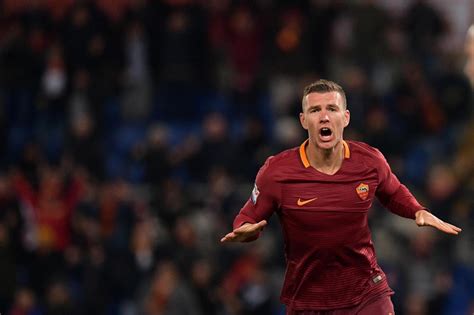 Dzeko играет с 2016 в рома (рома). Dzeko a caccia del record di gol, in una singola stagione ...