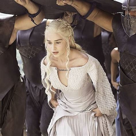 Daenerys targaryen hochzeitskleid ~ khaleesi und dieses wunderschöne kleid basiert auf dem hochzeitskleid, das von der mutter der drachen selbst. Facebook | Emilia clarke, Game of thrones kostüme, Das ...