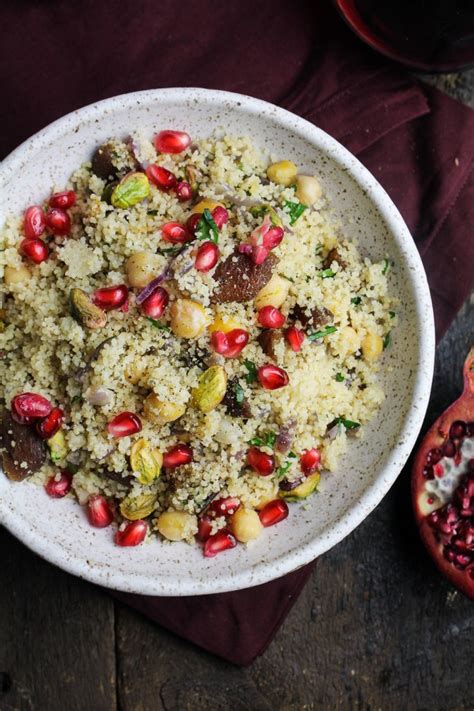 Voici comment réaliser la recette simplement. Moroccan Dinner: Royal Couscous with Apricots and Pistachios