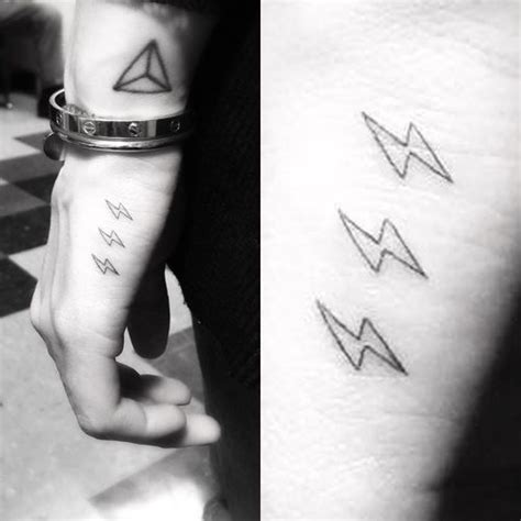 Il primo risale al 2008, si trova dietro al collo ed è un tatuatore dell'influencer è spesso dr woo, il tattoo artist californiano di molte celebrità. Chiara Ferragni Lightning Bolt Side of Hand Tattoo | Steal ...
