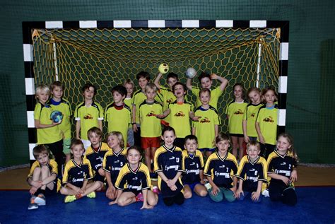 Fußball ist der mannschaftssport schlechthin. Minis - Kinder - Mannschaften - Handball - Sportarten ...