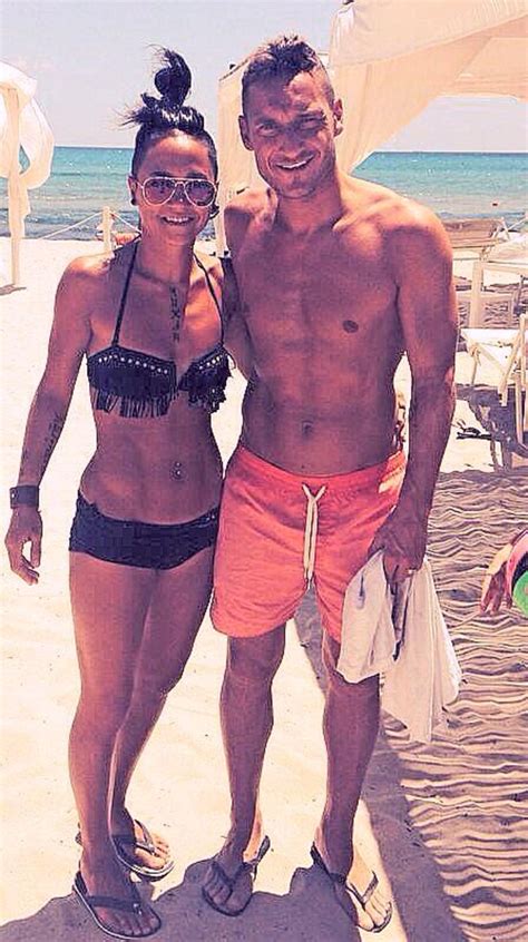 Radja nainggolan was born on the 4th may 1988 in antwerp, belgium. Twitter, Totti in spiaggia con la sorella di Nainggolan ...