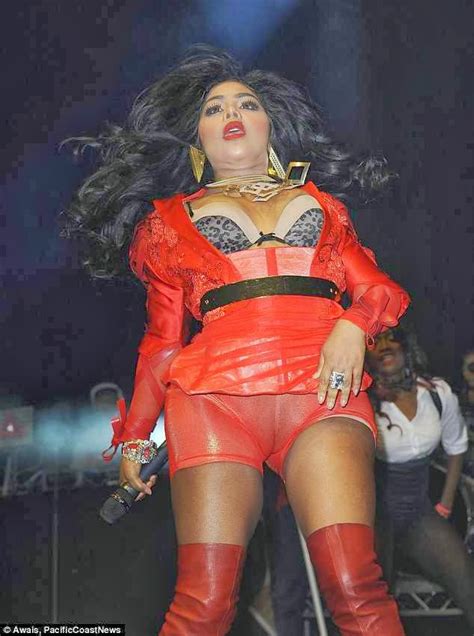 Camel toe does not mean pussy. Welcome to Linda's Blog: Photos: Lil' Kim Shows Off ...