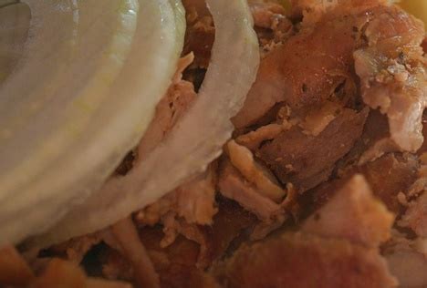 Il tipico piatto della basilicata e la capriata, o arrappat, è un piatto povero della cucina con tadina materatese a base di un misto di legumi, grano cotto e l'aggiunta di pancetta affumicata. Maiale con cipolle: piatto tipico della Basilicata pronto ...