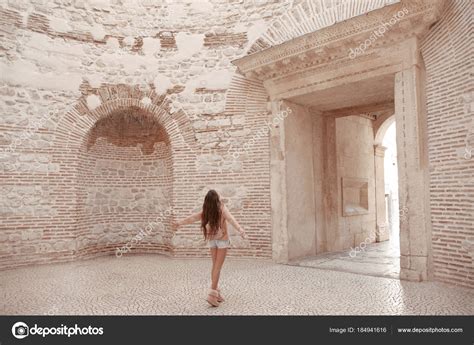 Elle me reçoit en bas noirs signe qu'elle a faim de bonne bite et quand elle découvre la mienne elle est aux anges. Fille voyageur profiter de visites guidées porte ...