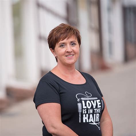 Wir zeigen dir im video, wie einfach und schnell es gelingt! Team vom Friseur Krauses Haar in Stadtoldendorf Infos zu ...