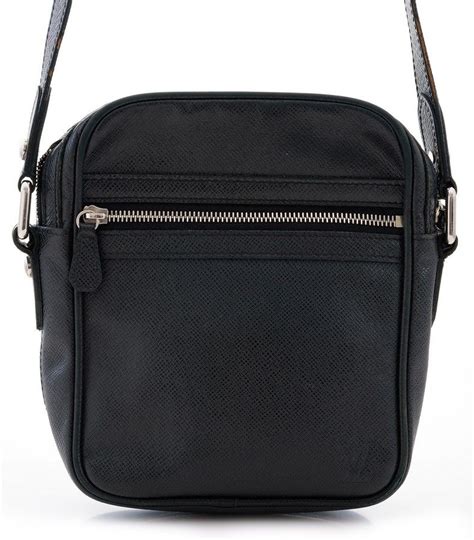 Adjustable strap, 2 internal ipad flat pockets, flat pocket under the flap, magnetic closure. A Dimitri Messenger bag by Louis Vuitton, styled in black ...