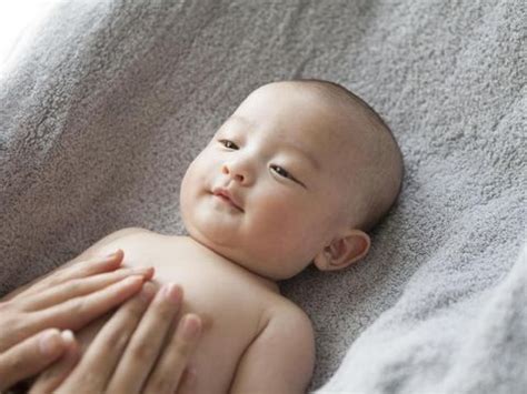 Gripe water may help ease an uncomfortable baby, but there's a lot most parents don't know about it. Mudah Dilakukan 5 Teknik Pijat untuk Atasi Bayi Kembung