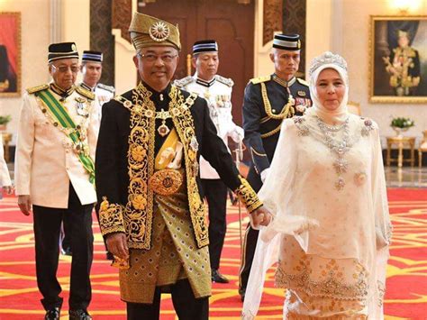يڠدڤرتوان اڬوڠ) ialah gelaran rasmi bagi ketua negara malaysia. TAK puas memandang dan memuji kekacakan Raja dan ...