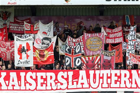 Fc kaiserslautern geldbeutel skylinestylischer kunstleder geldbeutel mit scheinfach und kleingeld. Saisonrückblick 2018/19, Rückrunde: Die Fans | Der Betze ...