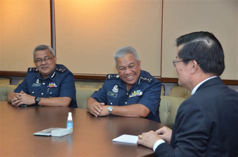 Diharapkan pihak tuan dapat mempertimbangkan notis saya ini dan segala jasa baik dan kerjasama dari pihak tuan sepanjang saya berkhidmat di sini amatlah dihargai. Selamat bersara & terima kasih Pengarah Kastam Negeri ...