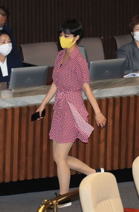 류호정 '분홍색 랩스커트' , 류호정 의원의 '국회 복장' 갑론을박 / ytn 류호정 복장 '분홍색 원피스'가 논란이 된 이유 정의당 류호정 의원 복장논란 청바지 반바지 원피스 브랜드 가격