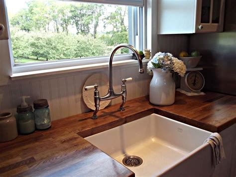 Delta kitchen faucets come in a variety of fits, functions, finishes and features meant to make your life easier around the kitchen. Related | Farm style kitchen, Kitchen faucet farmhouse ...