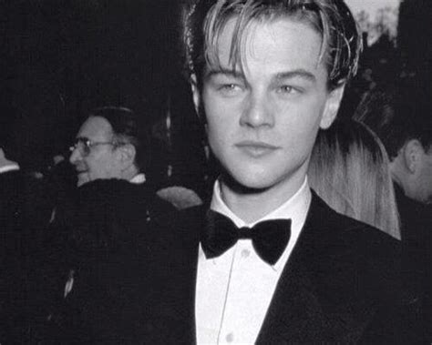 Quentin tarantino'nun 5 yıldır senaryosu üzerinde çalıştığı film, brad pitt ve leonardo dicaprio'yu bir araya getiriyor. black and white also omg 😳😳 in 2020 | Young leonardo ...