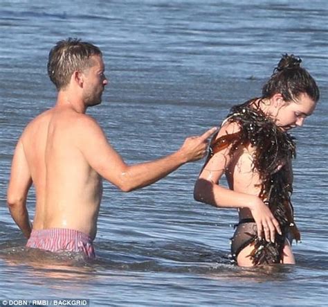 Find and save images from the tobey maguire collection by linds (theouijagirl) on we heart it, your everyday app to get lost in what you love. Tobey Maguire helps topless woman cover up with seaweed ...