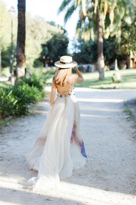 Sie trägt ein ganz zartes hochzeitskleid und die ganze hochzeit ist eher natürlich dekoriert! A-Linie Seide floaty Hochzeitskleid ROZAL mit langem Zug ...