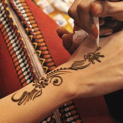 We showcase our favorite examples if you're thinking of getting a henna tattoo and the tattoos done by an artist look completely black, it. Henna Tattoo Artist - Fun Planners