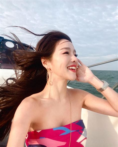 Jun 15, 2021 · รวมตัวพิธีกรฝีปากกล้า นำทัพโดย นีโน่ เมทนี, ดีเจเอกกี้, เอิร์ธ ศัลย์, แอร์ ภัณฑิลา, ดีเจมะตูม, เอิ๊ก พรหมพร และ ฟิล์ม รัฐภูมิ แอร์ ภัณฑิลา อวดหุ่นสุดแซ่บ ในชุดบิกินีเว้าสูงชวนหวาดเสียว ...