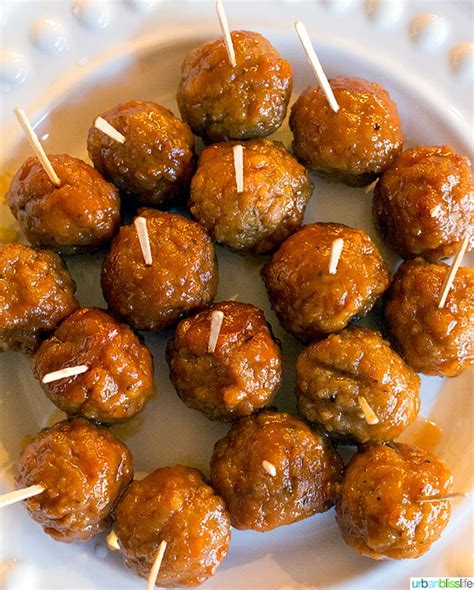 Instructions · to make the meatballs, mix together the ground beef and ground turkey, bread crumbs, egg, salt garlic, thyme, pepper, cayenne pepper, bourbon, and . Bourbon Meatballs Crockpot - Best Cocktail Meatballs ...