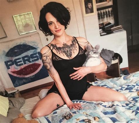 What kind of body does asia argento have? Gossip news Asia Argento mostra i gioielli a letto e gioca ...