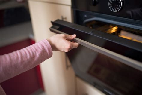 The top oven seems to wo… read more. How Long Do You Have to Preheat Your Oven Before You Bake?