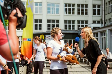 Basically, olenka pilz is a tv reporter and journalist who hails from germany. #liesdochmal - 27.6.17 MDR Vereinssommer in Jena - Tausend ...