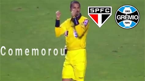 Liderança momentânea e a confiança em jogo. Árbitro comemora após fim do jogo - São Paulo x Grêmio ...