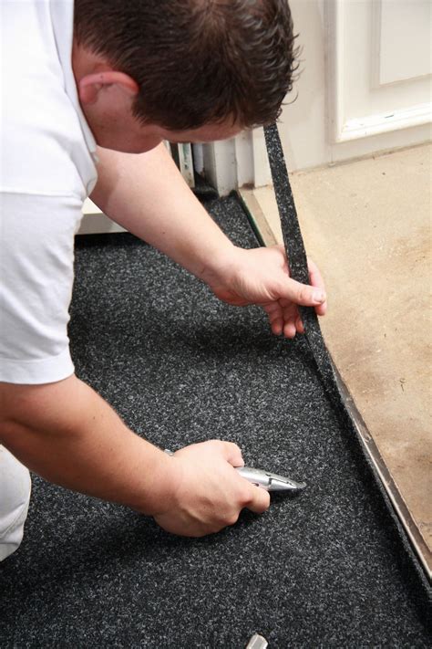 Lose auslegen und an den wänden 10cm überstehen lassen. Teppich selbst verlegen: Das gibt es zu beachten, Heinze ...