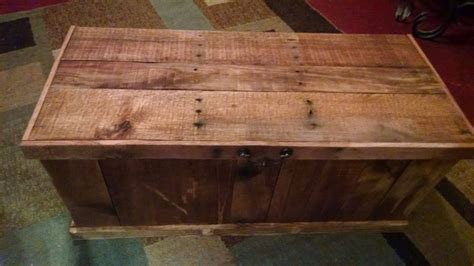 This table can be all of the above. Pallet Chest / Coffee Table / Toybox | Pallet Ideas