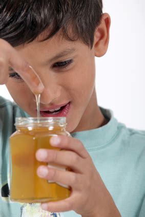 Bei meinen kindern hab ich schon früh damit angefangen sobald das erste grieskoch gegessen werden darf wurde es. Honig Kleinkinder. Ab Wann?Wirkung gegen Husten&Rezepte