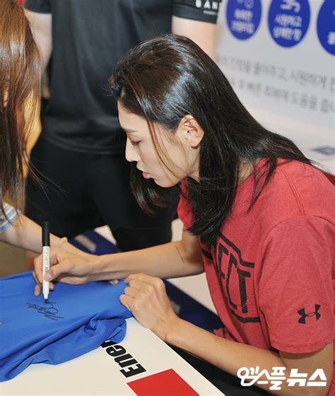 김연경 잡는 김수지ㅋㅋㅋ 배구여제 면전에 선전포고!! M+포토 김연경 '에너부스터 팬사인회'