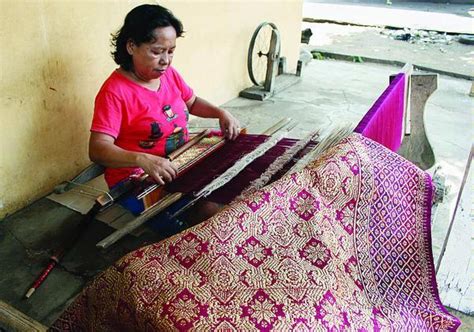 Songket pandai sikek benang emas warna merah coklat hijau muda. TP.PKK KABUPATEN OGAN ILIR: PEMBUKAAN STQ DI KECAMATAN ...