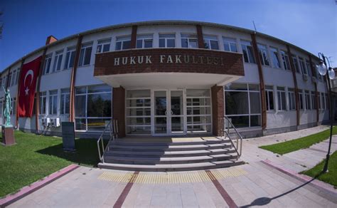 Ve onlarla kaynaşıp bütünleşmiş olmasıda öğrencilere sonsuz özgürlükler ve çok rahat bir öğrenim olanağı sağlıyor.bence türkiyemin en iyi üniversitesi. Hukuk Fakültesi | Anadolu Üniversitesi