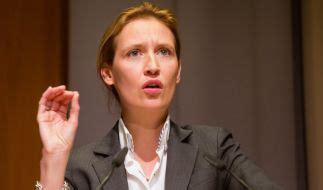 Kann natürlich sein, dass sich alice weidel insgeheim darüber freut, dass jetzt alle wieder über sie reden. Alice Weidel privat: Mit Söhnen und Partnerin - das Leben ...