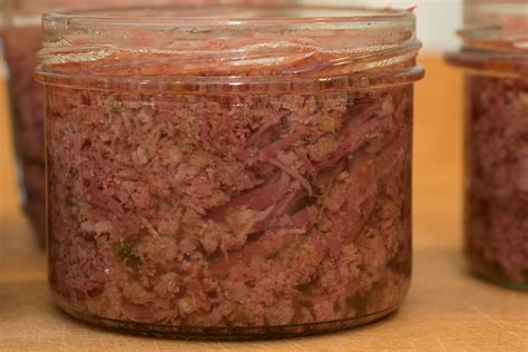 I used to work for one of the largest producers of canned corned beef in argentina, so i am glad to the process starts when the beef is cooked in a continuous cooker. Kopiert Corned Beef im Glas | Grillforum und BBQ - www ...